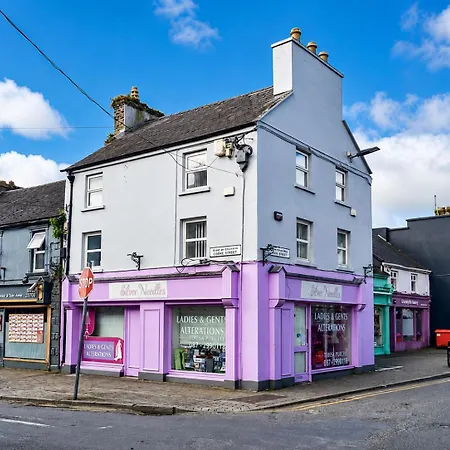 Large 6-bed Townhouse In Centre