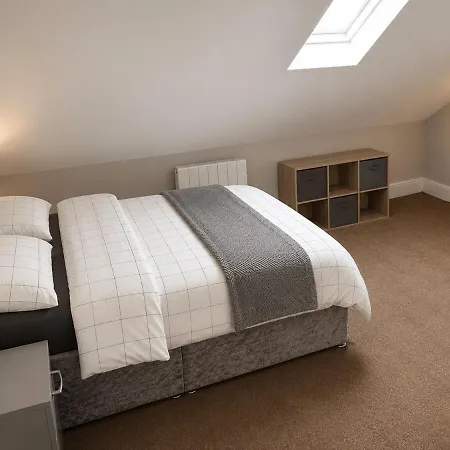 Large 6-bed Townhouse In Centre